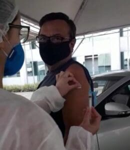 Locutor Jorge Neto toma 2&ordf; dose da vacina contra Covid 19; confira programa&ccedil;&atilde;o de imuniza&ccedil;&atilde;o
