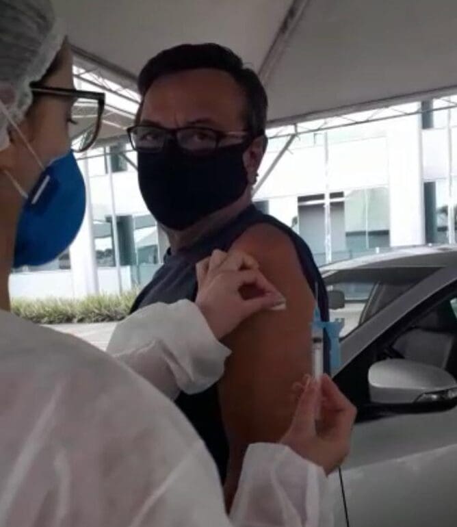 Locutor Jorge Neto toma 2ª dose da vacina contra Covid 19; confira programação de imunização