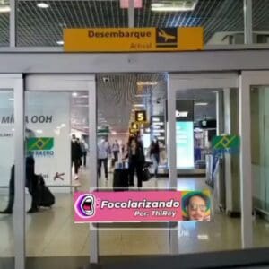 F&atilde;s se aglomeram em aeroporto de SP, para receber Arthur Picolli e Pocah, a eliminada