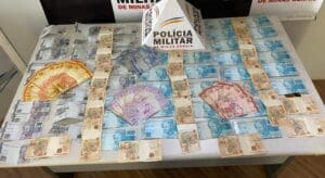 Dois homens de 43 e 54 anos foram presos, suspeitos de aplicar golpes com notas falsas no com&eacute;rcio de Divin&oacute;polis