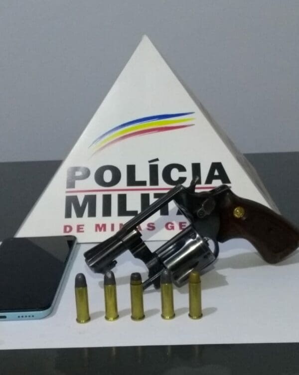 PM apreende rev&oacute;lver com acusado que tentou fugir da abordagem policial