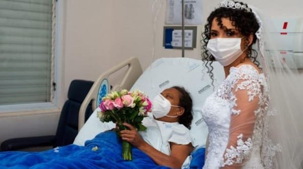 Mulher vai ao hospital vestida de noiva e faz surpresa para mãe que estava internada