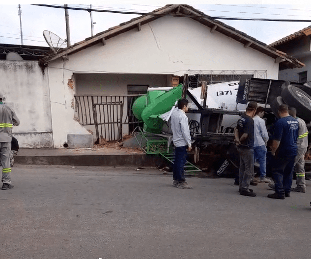 Caminhão bate em residência, tomba sobre calçada no Icaraí em Divinópolis, veja vídeo