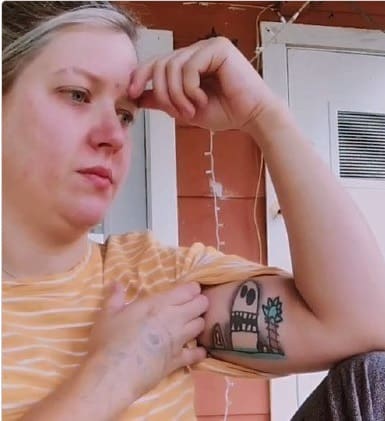 Mãe faz tatuagem com desenho do filho e descobre que não foi ele quem fez