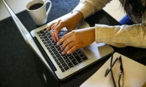 Portaria atualiza regras e crit&eacute;rios para afastamento de trabalhadores por Covid, veja o que mudou
