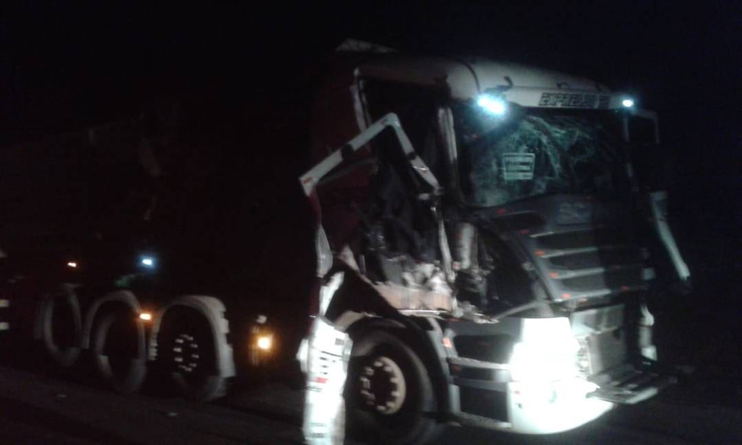 Uma carreta ficou com a frente danificada após um acidente na noite dessa terça-feira, 25/05, na MG-431, em Itaúna