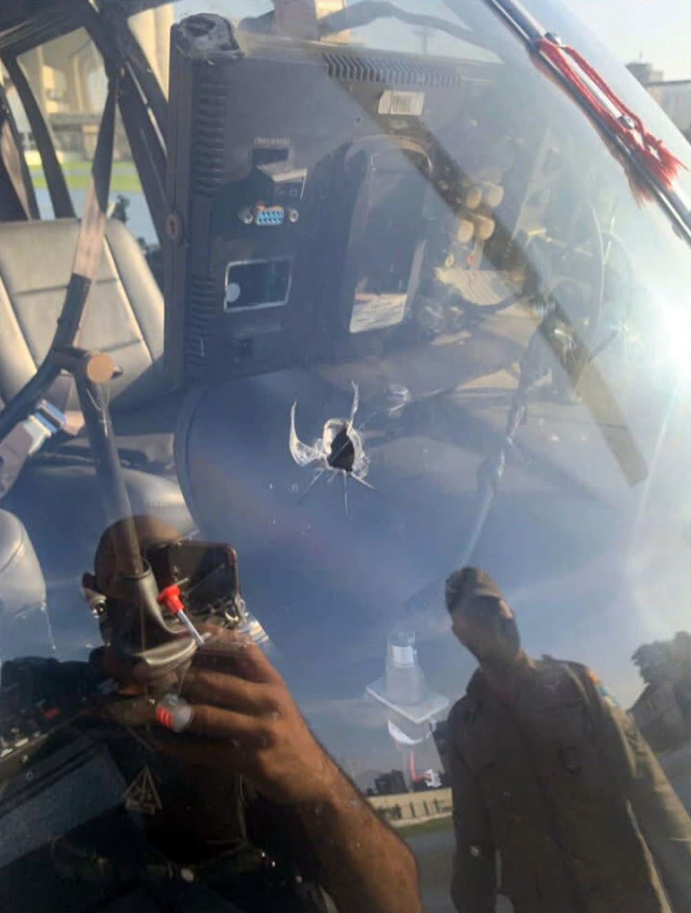 Helicóptero da TV Record é alvejado durante tiroteio na Mangueira; piloto é baleado de raspão