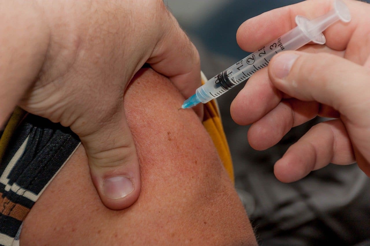 Divinópolis aplicou durante a semana a média diária de 381 doses de vacina contra a Covid-19