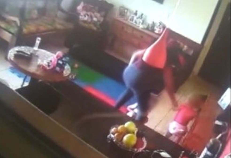 Pais instalam câmeras em casa e flagram babá agredindo criança de um ano