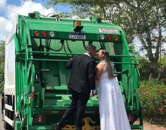 Noivos realizam ensaio fotográfico no caminhão de lixo e viraliza na internet
