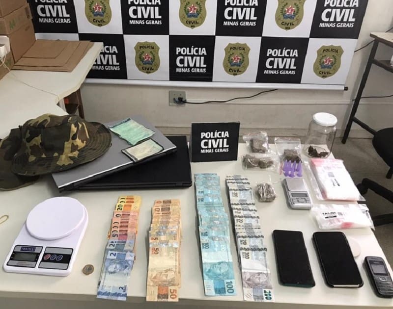 Polícia Civil prende dupla suspeita de tráfico de drogas com R$12 mil escondido em colchão