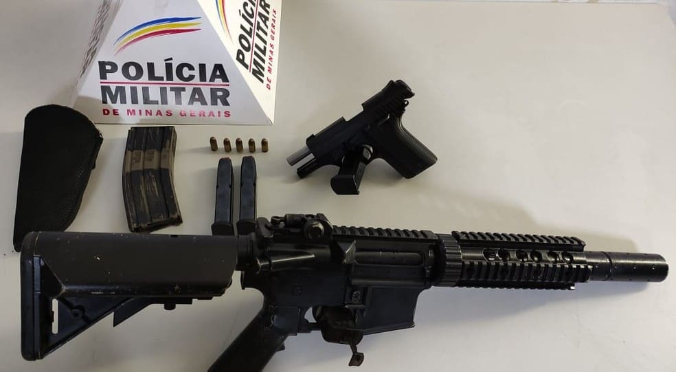 PM apreende pistola e réplica de fuzil em Nova Serrana