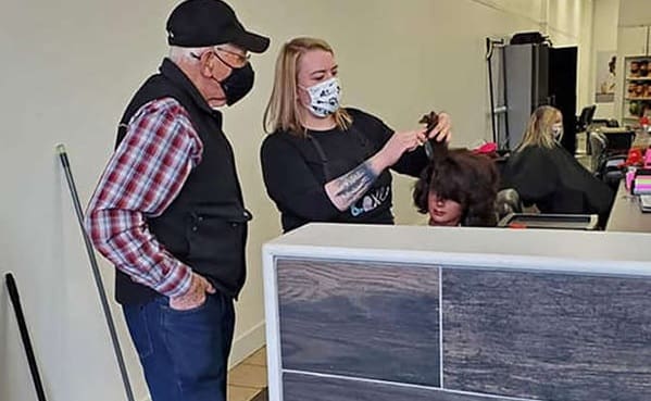 Idoso de 79 anos entra na aula de maquiagem e penteado para aprender a arrumar a esposa