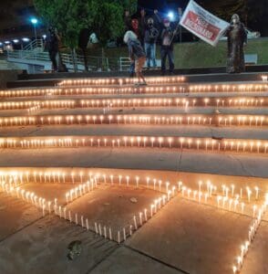 Ato de sindicato na Pra&ccedil;a do Santu&aacute;rio homenageia as mais de 500 v&iacute;timas da Covid-19 em Divin&oacute;polis