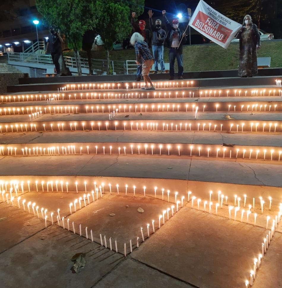 Ato de sindicato na Praça do Santuário homenageia as mais de 500 vítimas da Covid-19 em Divinópolis