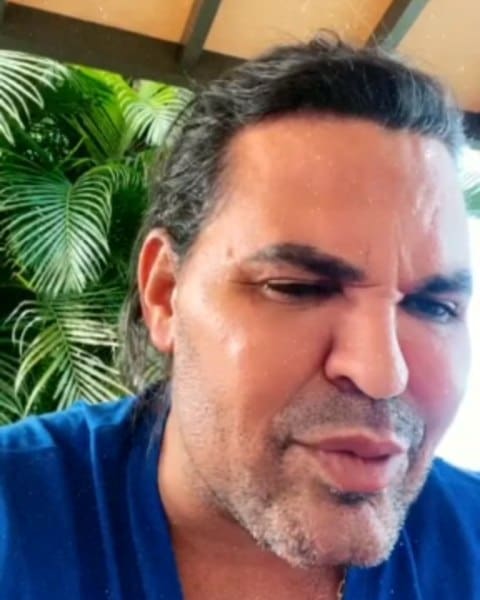 Eduardo Costa aparece transtornado e xinga em seu Instagram