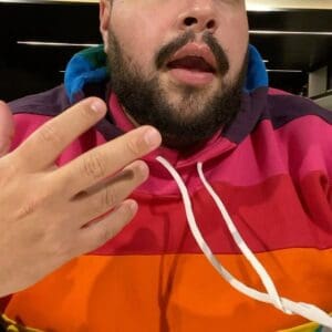 Tiago Abravanel se posiciona em torno da fala sobre homofobia e a sigla LGBTQIA+ dita por sua tia, Patr&iacute;cia Abravanel