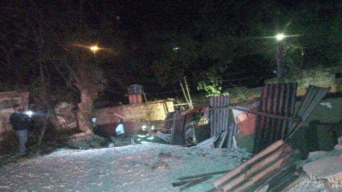 Carreta tomba, acerta casas e deixa feridos no Anel Rodoviário, em BH