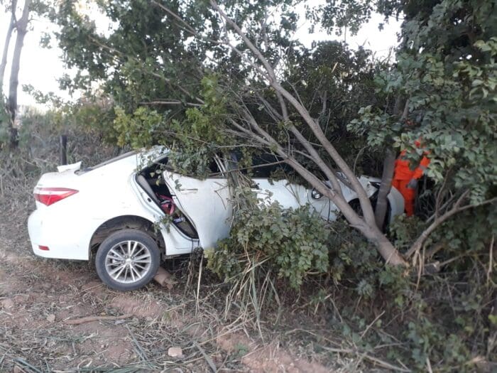 Corpo de Bombeiros e Samu socorrem vítimas de capotamento em Arcos