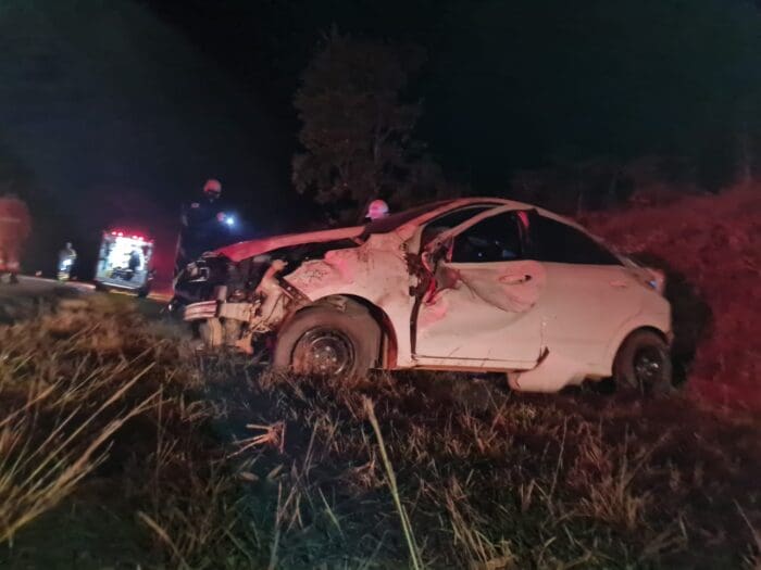 Capotamento na MG 050 em São Sebastião do Oeste deixa duas pessoas feridas