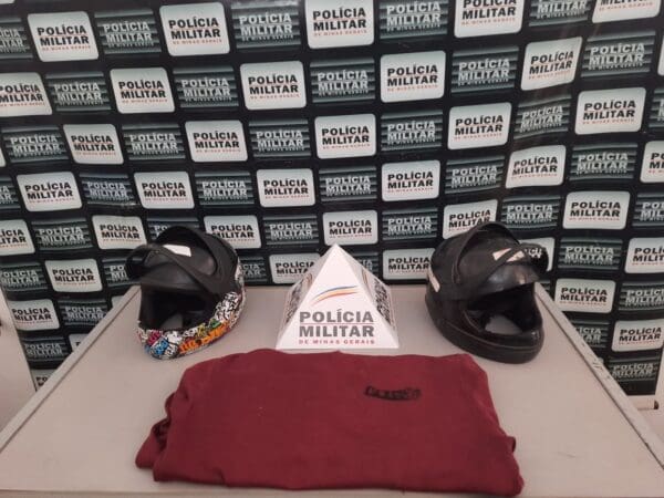 PM prende um dos acusados de roubo de veículo, apreendendo capacetes e roupas usadas no crime