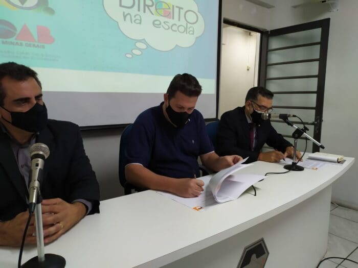 Presidente da Câmara assina parceria para o projeto Direito Na Escola