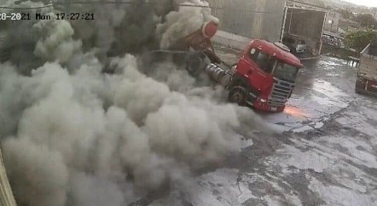 Carreta de cimento explode em Vespasiano, veja o video