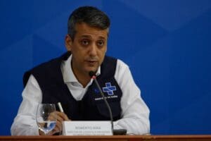 Sa&uacute;de demite diretor acusado de pedir propina para compra de vacinas