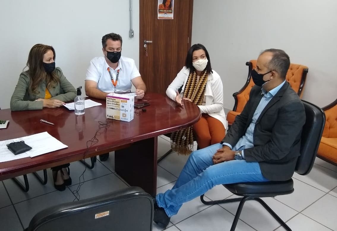 CDL Divinópolis doa 14.500 seringas para vacina contra covid-19