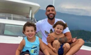Gusttavo Lima presenteia os filhos com brinquedo de R$ 32 mil; veja