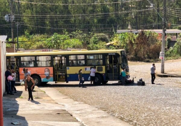 Acidente entre ônibus e motocicleta é registrado no Interlagos