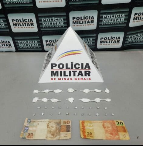 Adolescente esconde drogas na boca ao ser flagrado pela PM, mas é detido
