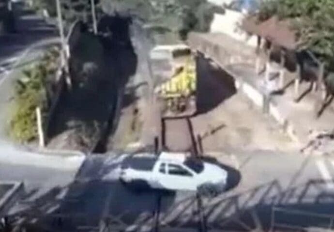 Carro avança sinalização e é atingido por trem em Juiz de Fora