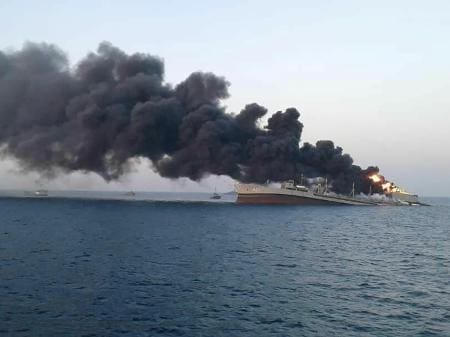 Maior navio da Marinha do Irã afunda após incêndio no golfo de Omã
