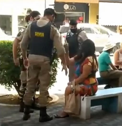 PM afasta policial que agrediu mulher com tapas no rosto no Centro de Formiga; veja o vídeo