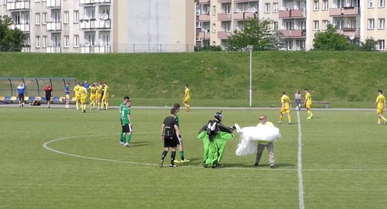 Paraquedista faz pouso indevido em campo durante partida de futebol e recebe cartão amarelo