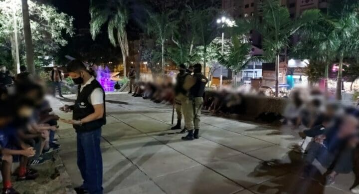 Vigilância Sanitária e PM abordam mais de 300 pessoas em Divinópolis