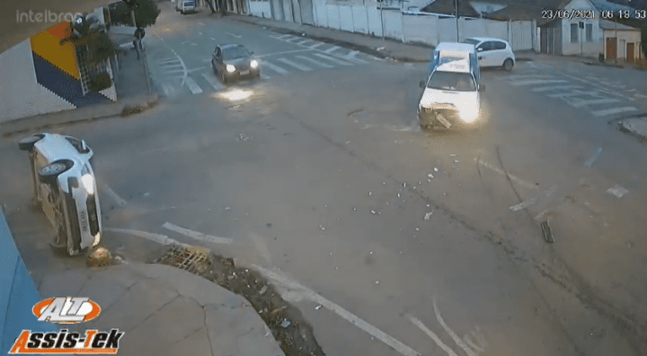Veja vídeo do momento do acidente na Rua Sergipe com Rua Espírito Santo