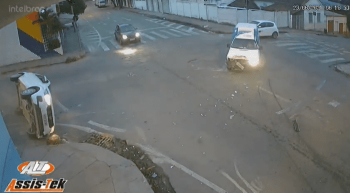 Veja vídeo do momento do acidente na Rua Sergipe com Rua Espírito Santo