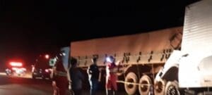 Uma jovem, de 24 anos, morreu em um acidente envolvendo dois caminh&otilde;es na BR-262