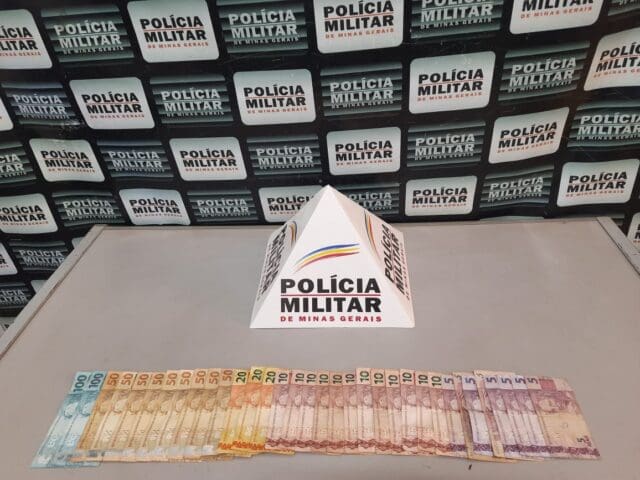 PM prende um dos acusados de roubo de veículo, apreendendo capacetes e roupas usadas no crime