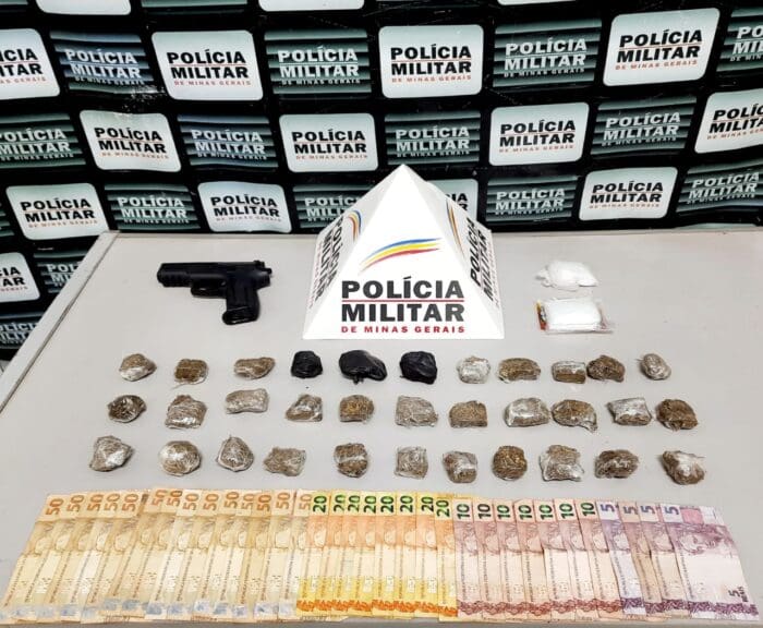 Após denúncias, PM prende acusado com drogas e réplica de pistola