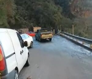 Asfalto congelado na serra do Corvo Branco-SC &eacute; registrado por internautas