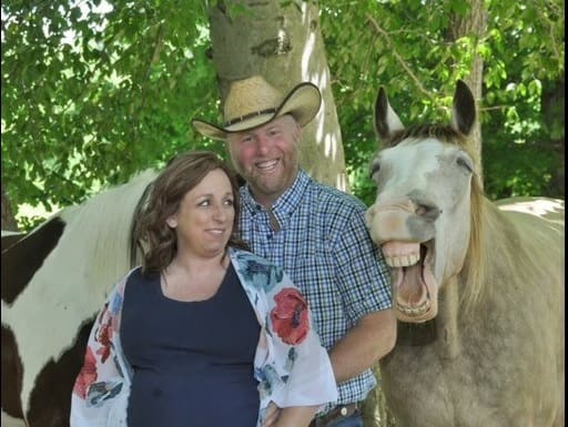 Cavalo sorridente rouba a cena em sessão de fotos