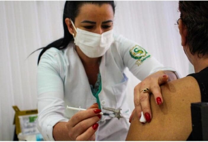Cadastro aberto para vacinação de trabalhadores da saúde, incluindo estagiários e imprensa