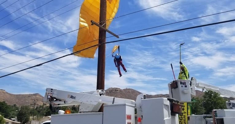 Paraquedista erra o pouso e fica preso nos fios de alta tensão da rede elétrica