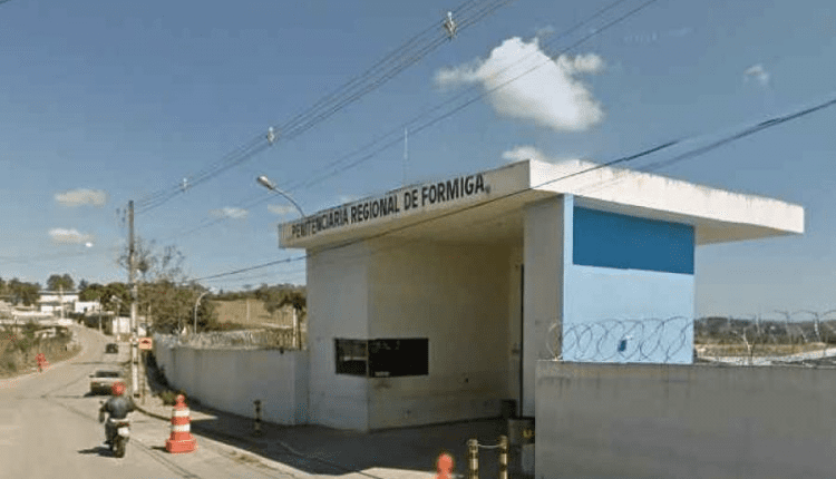 MP afasta policial penal acusado de receber propina para entrada de celulares no presídio de Formiga