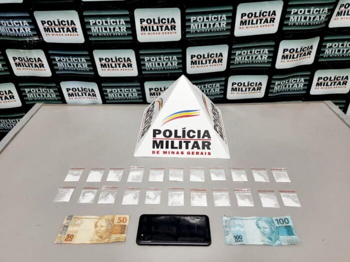 PM apreende 22 papelotes de cocaína com denunciado por tráfico