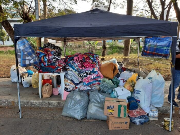 Drive Thru Solidário arrecada mais de 300 quilos de alimentos e 430 cobertores