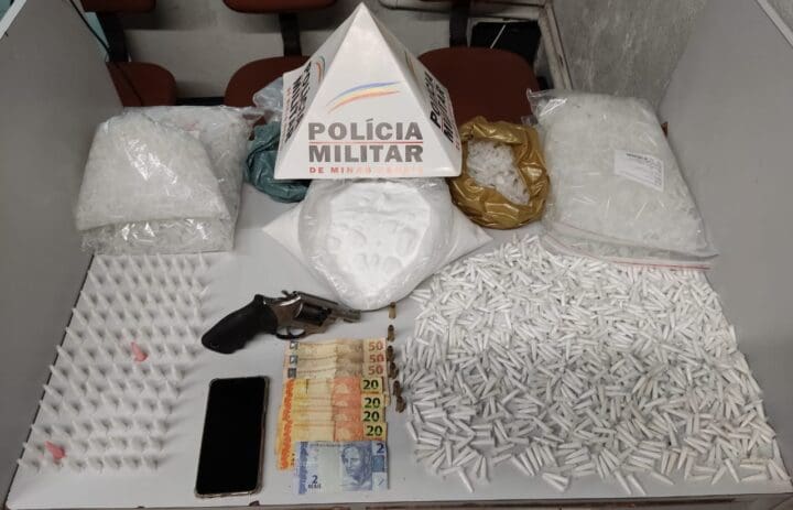 Apreensão de mais de 1.000 pinos de cocaína e arma de fogo no Niterói